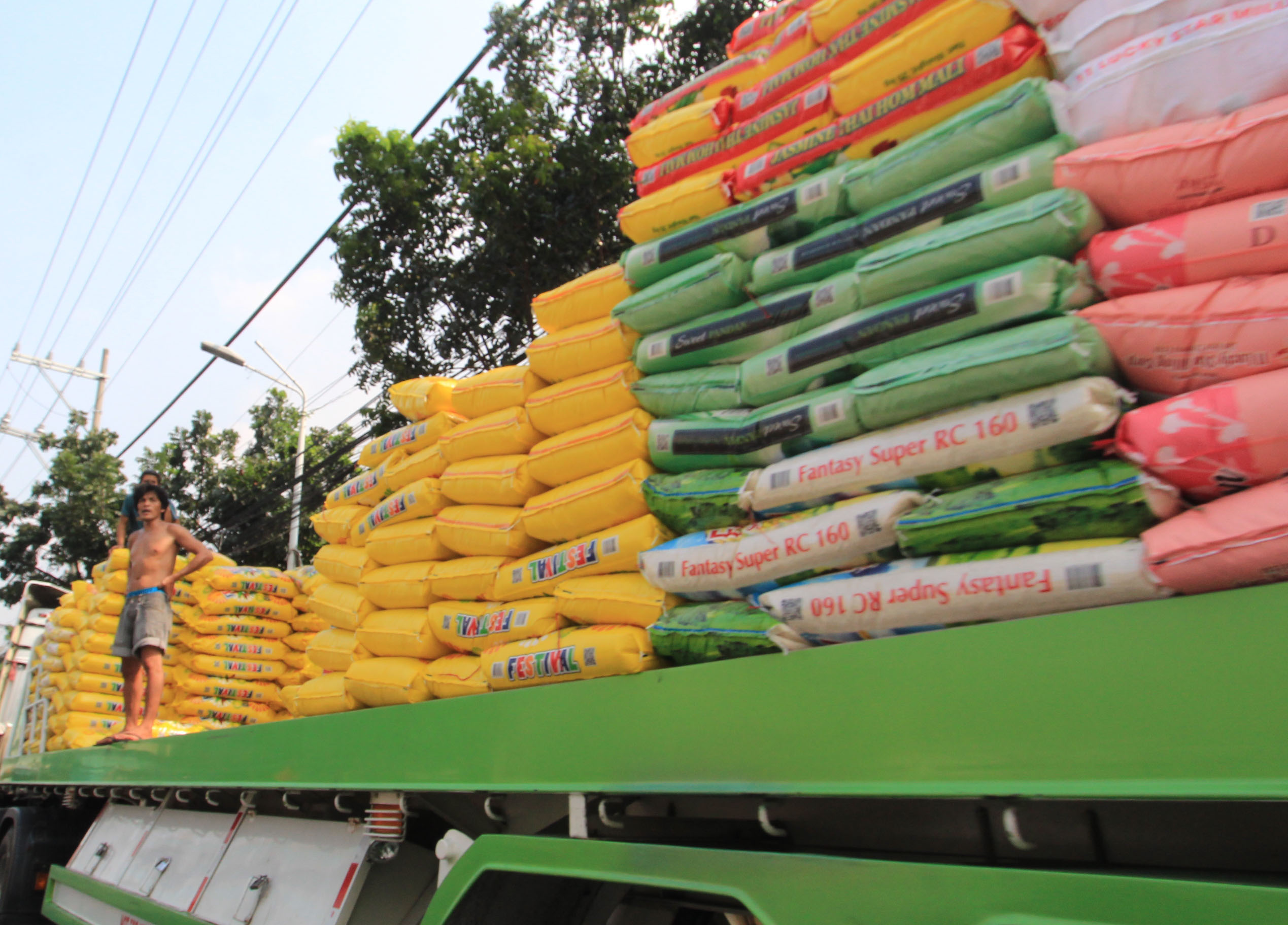 Rice traders, umaray sa rice price cap