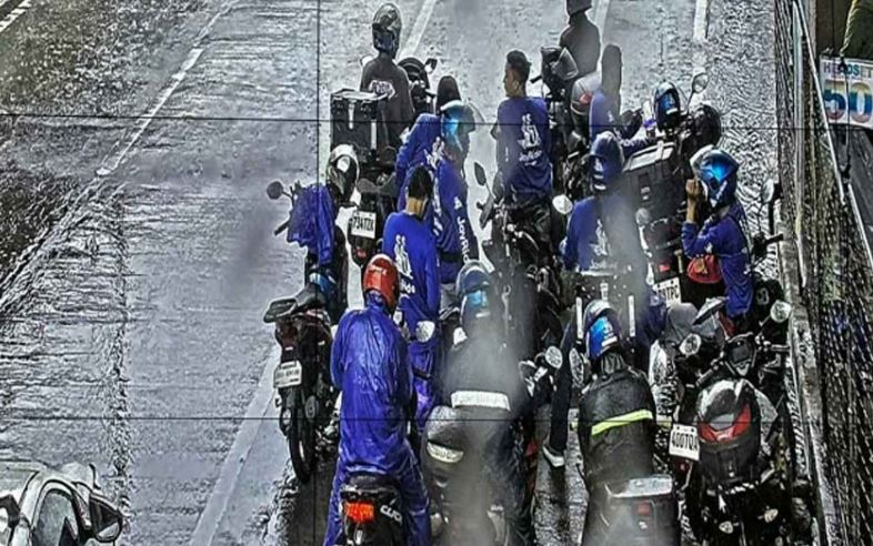 Ejercito sa MMDA: Bawasan ang multa sa riders na sumisilong sa tulay