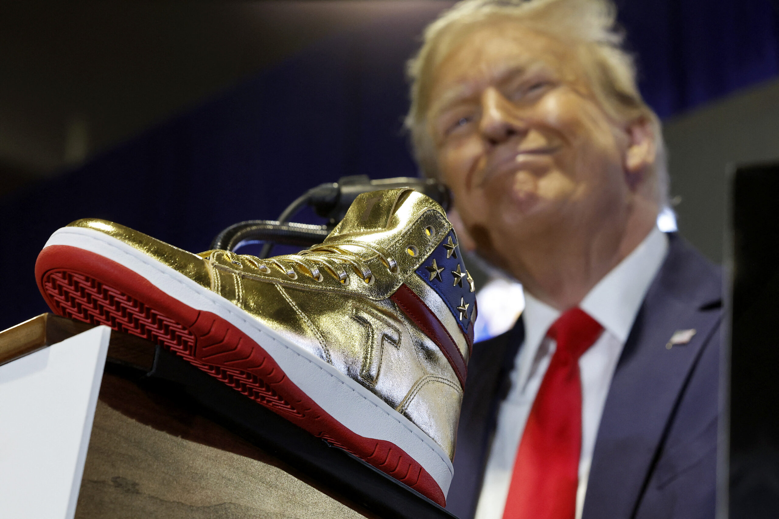 Donald Trump naglunsad ng sapatos